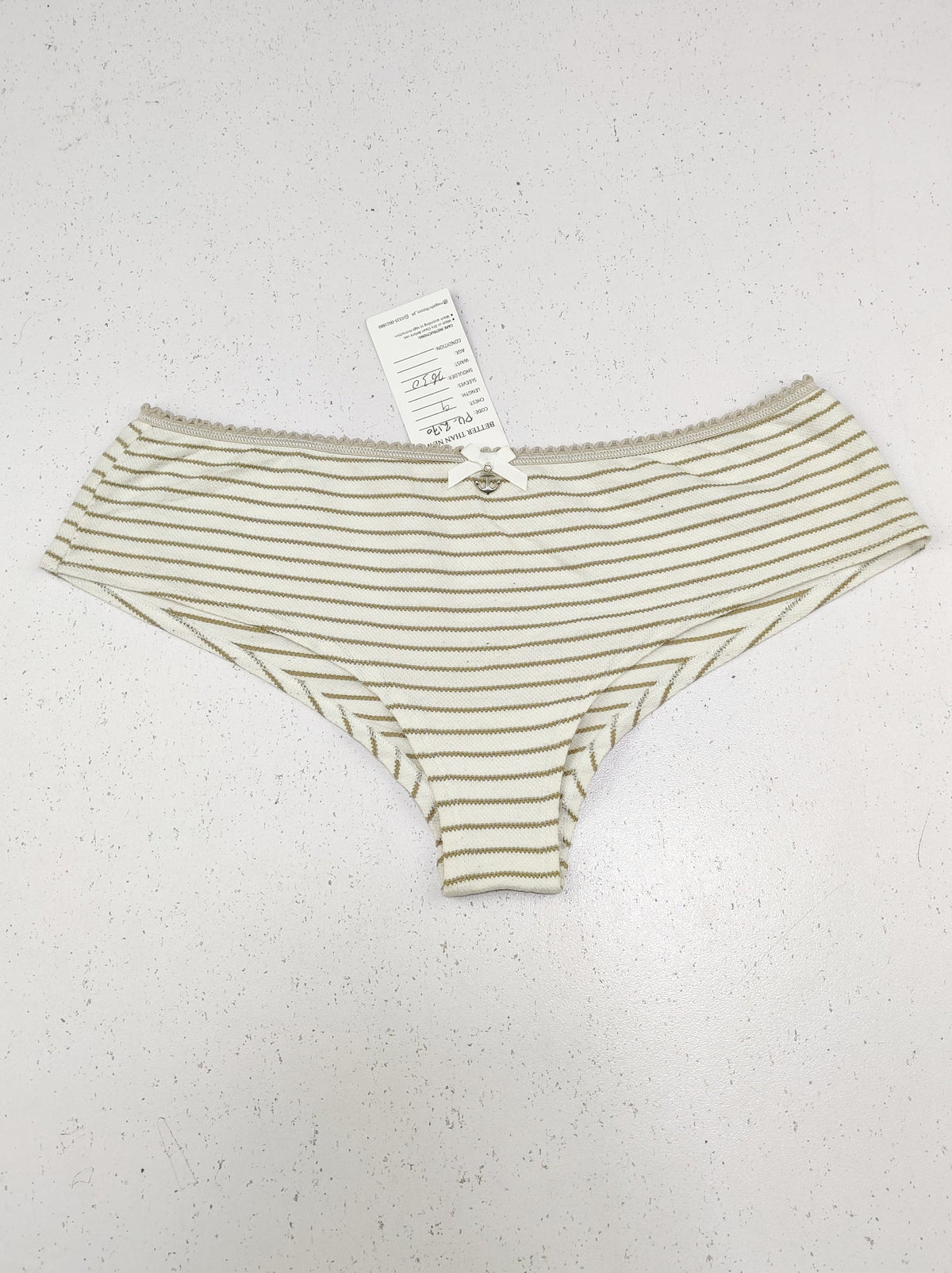 Buy online pre-used pre-loved 100% authentic & Original branded Unknown Brand (PU-2170) available in Pakistan. Top international brands avilable.