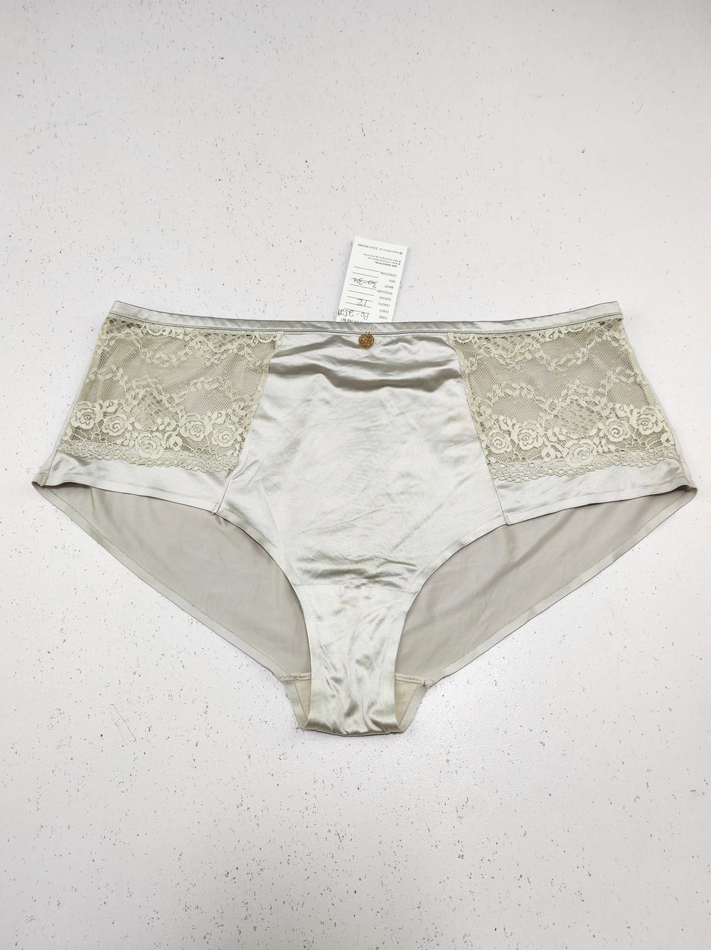 Buy online pre-used pre-loved 100% authentic & Original branded Unknown Brand (PU-2529) available in Pakistan. Top international brands avilable.