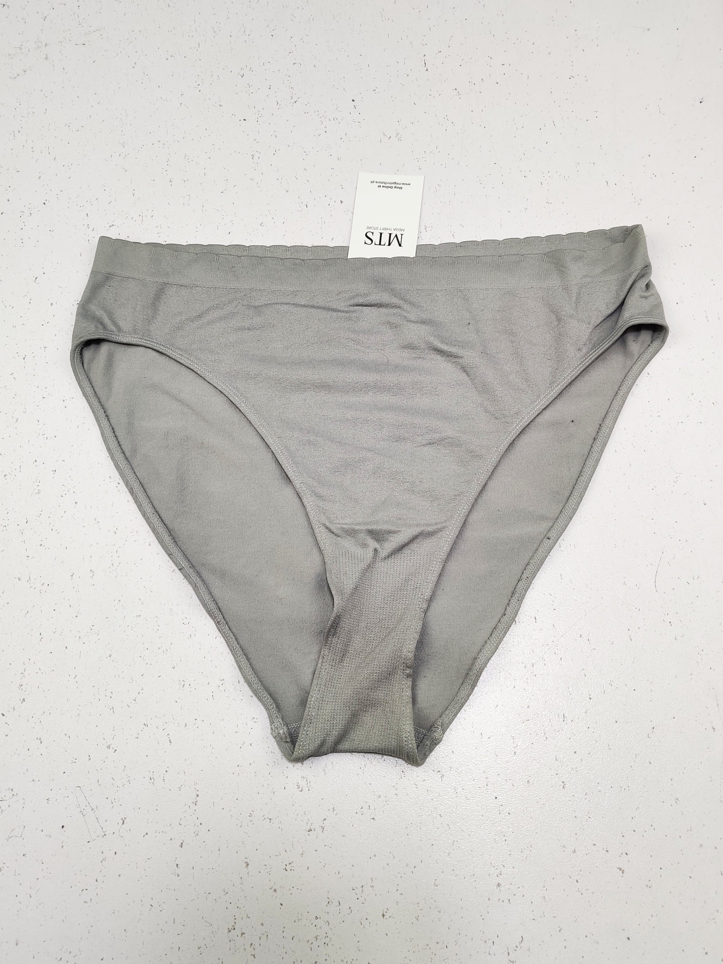 Buy online pre-used pre-loved 100% authentic & Original branded Unknown Brand (PU-2533) available in Pakistan. Top international brands avilable.
