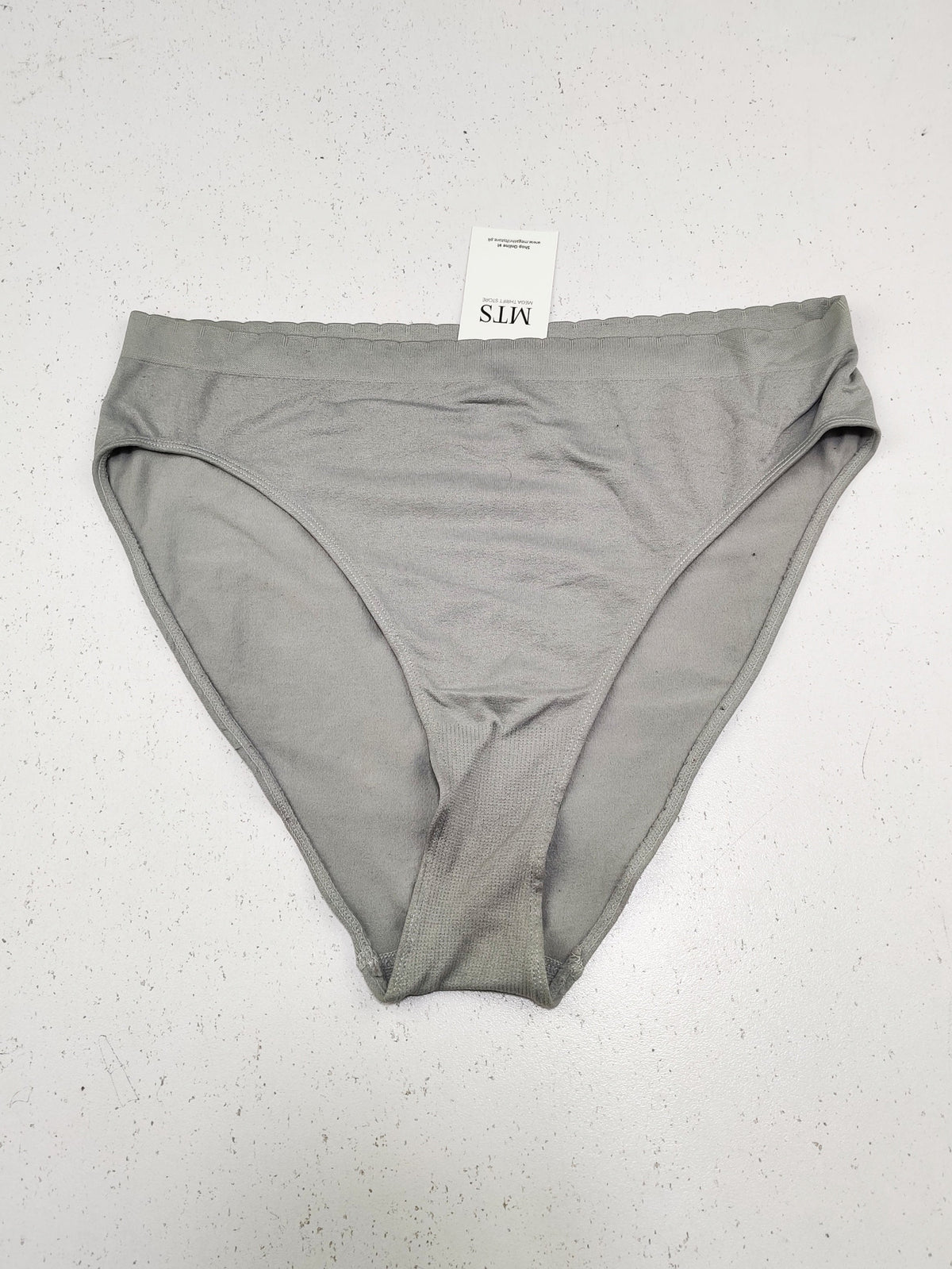 Buy online pre-used pre-loved 100% authentic & Original branded Unknown Brand (PU-2533) available in Pakistan. Top international brands avilable.
