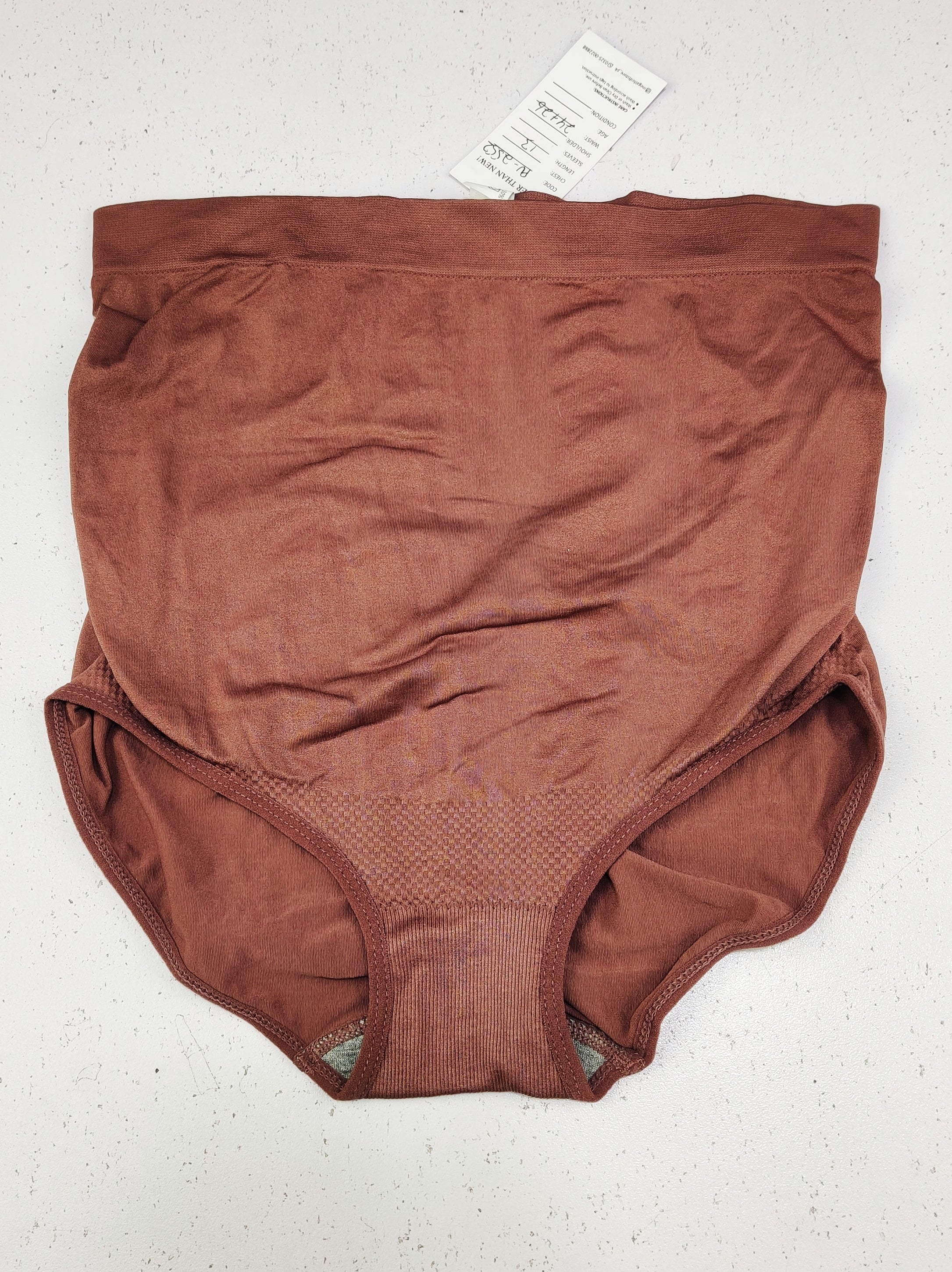 Buy online pre-used pre-loved 100% authentic & Original branded Unknown Brand (PU-2552) available in Pakistan. Top international brands avilable.
