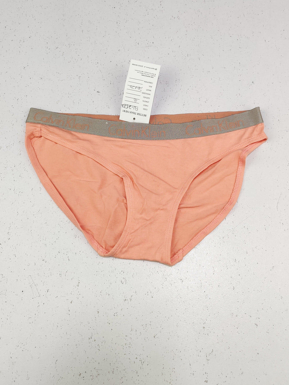 Buy online pre-used pre-loved 100% authentic & Original branded C.A.L.V.I.N K.L.E.I.N (PU-2573) available in Pakistan. Top international brands avilable.