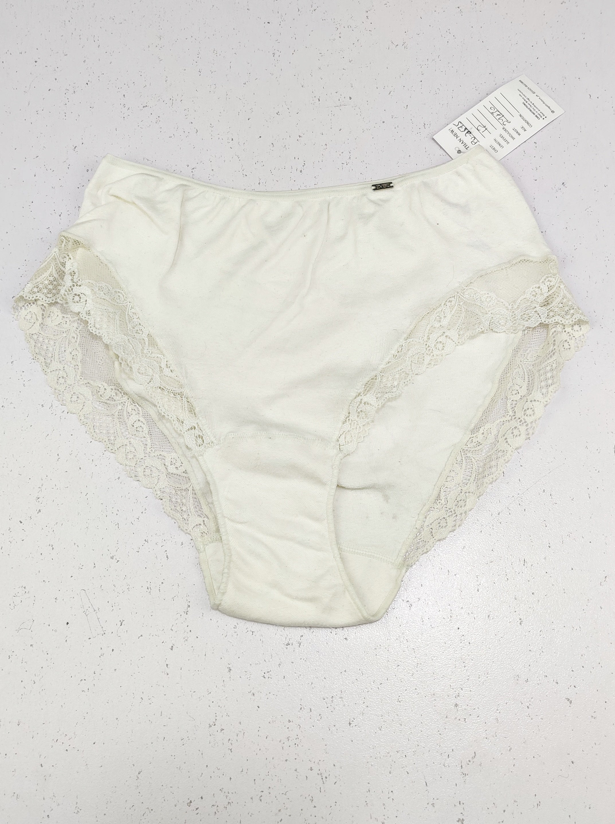Buy online pre-used pre-loved 100% authentic & Original branded Avet (PU-2575) available in Pakistan. Top international brands avilable.
