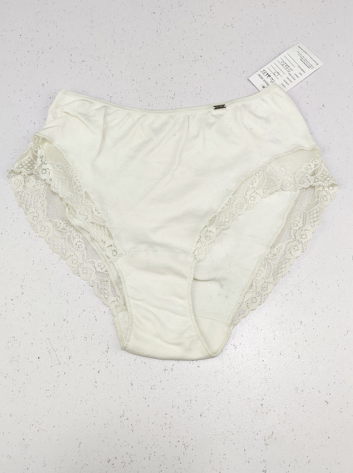Buy online pre-used pre-loved 100% authentic & Original branded Avet (PU-2575) available in Pakistan. Top international brands avilable.