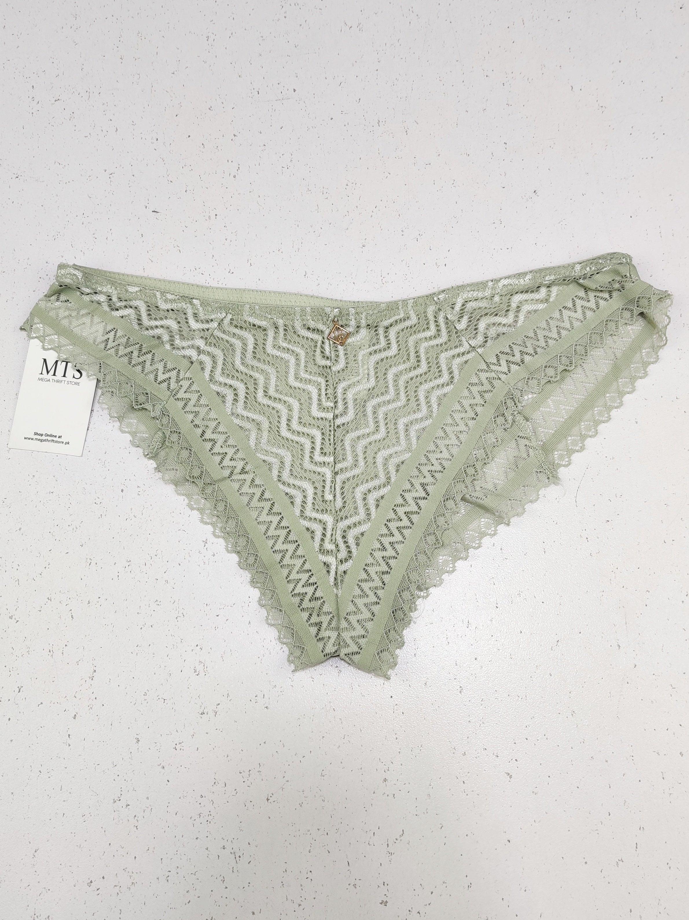 Buy online pre-used pre-loved 100% authentic & Original branded Unknown Brand (PU-2644) available in Pakistan. Top international brands avilable.