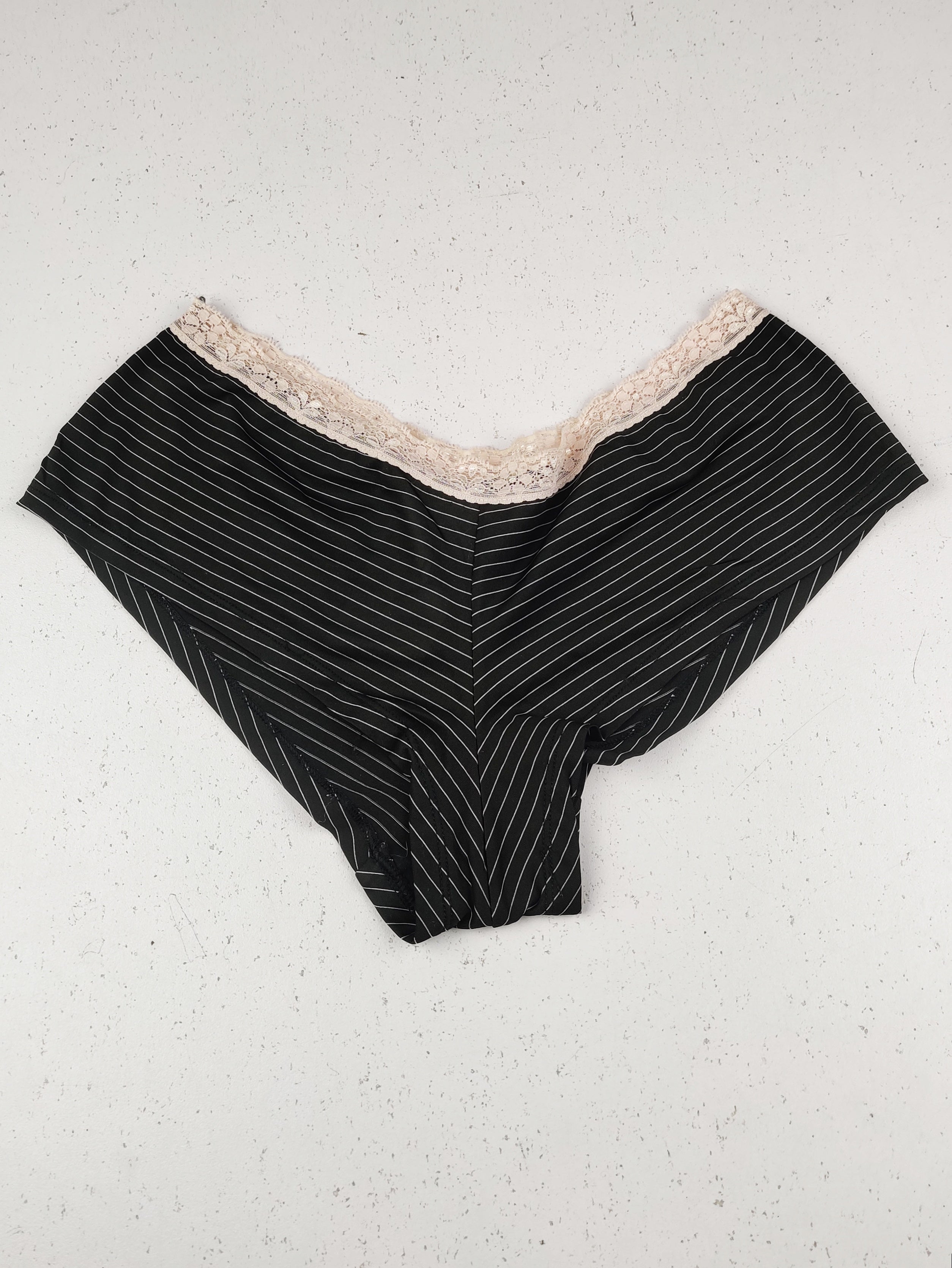 Buy online pre-used pre-loved 100% authentic & Original branded Unknown Brand (PU-2674) available in Pakistan. Top international brands avilable.