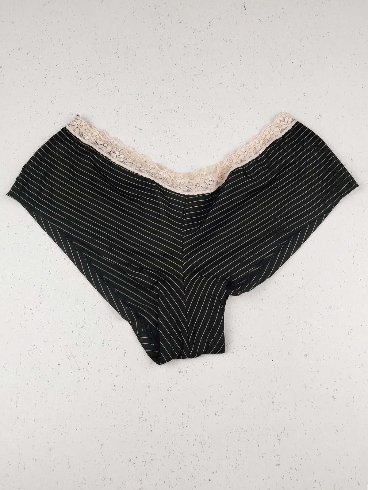 Buy online pre-used pre-loved 100% authentic & Original branded Unknown Brand (PU-2674) available in Pakistan. Top international brands avilable.