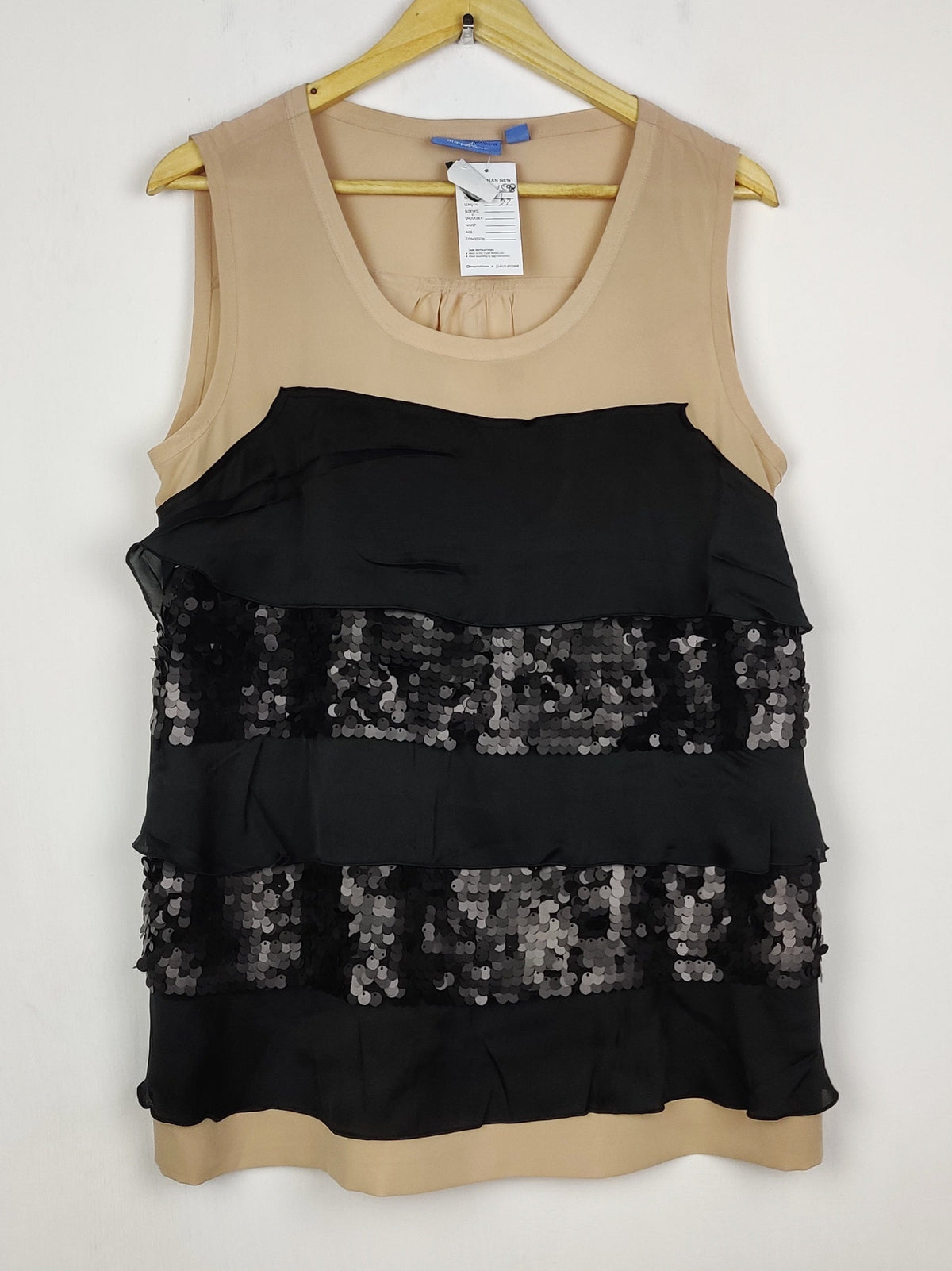 Buy online pre-used pre-loved 100% authentic & Original branded Simply Vera (PW-1598) available in Pakistan. Top international brands avilable.