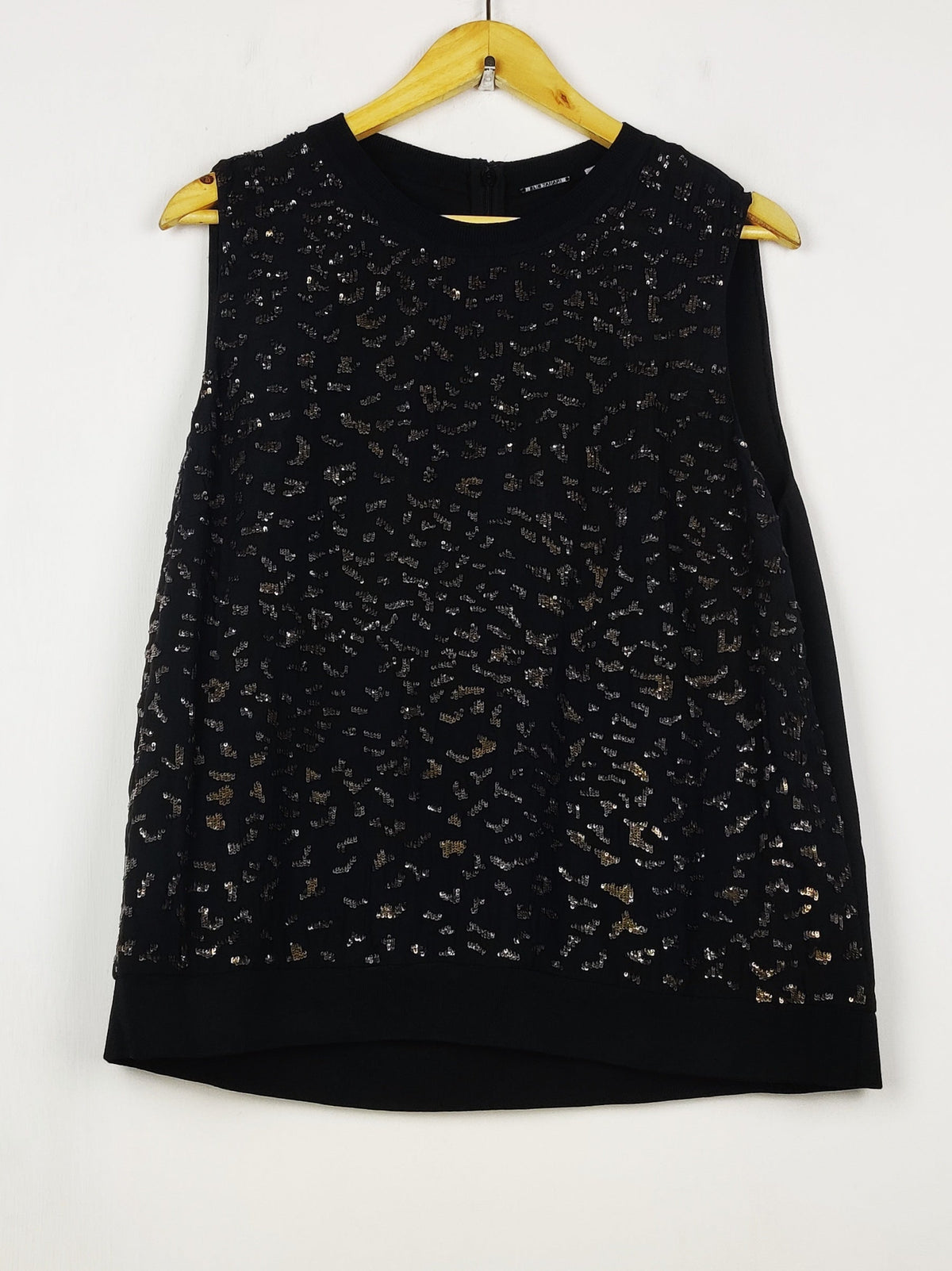 Buy online pre-used pre-loved 100% authentic & Original branded Elie Tahari (PW-1639) available in Pakistan. Top international brands avilable.