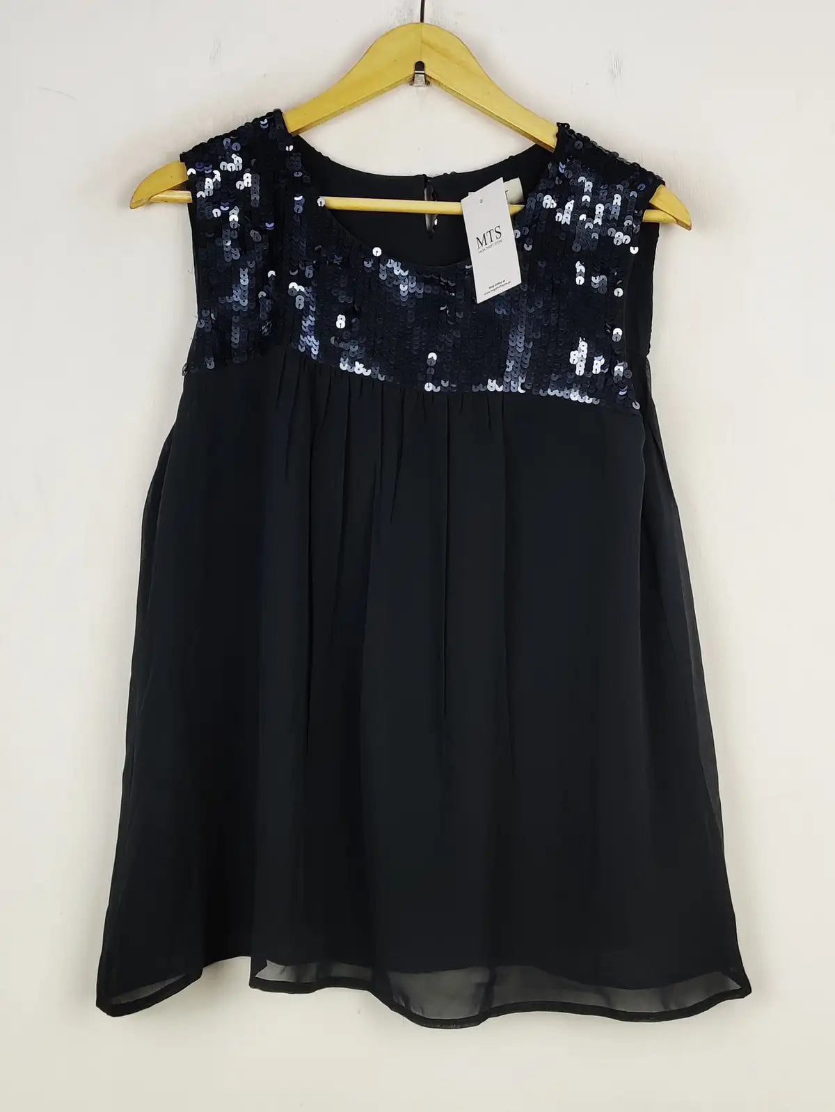 Buy online pre-used pre-loved 100% authentic & Original branded Loft (PW-304) available in Pakistan. Top international brands avilable.