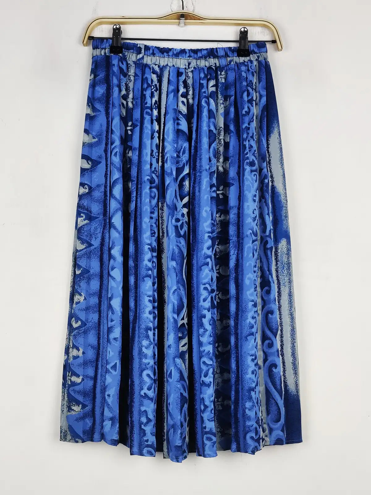 Buy online pre-used pre-loved 100% authentic & Original branded Unknown Brand (S-1032) available in Pakistan. Top international brands avilable.