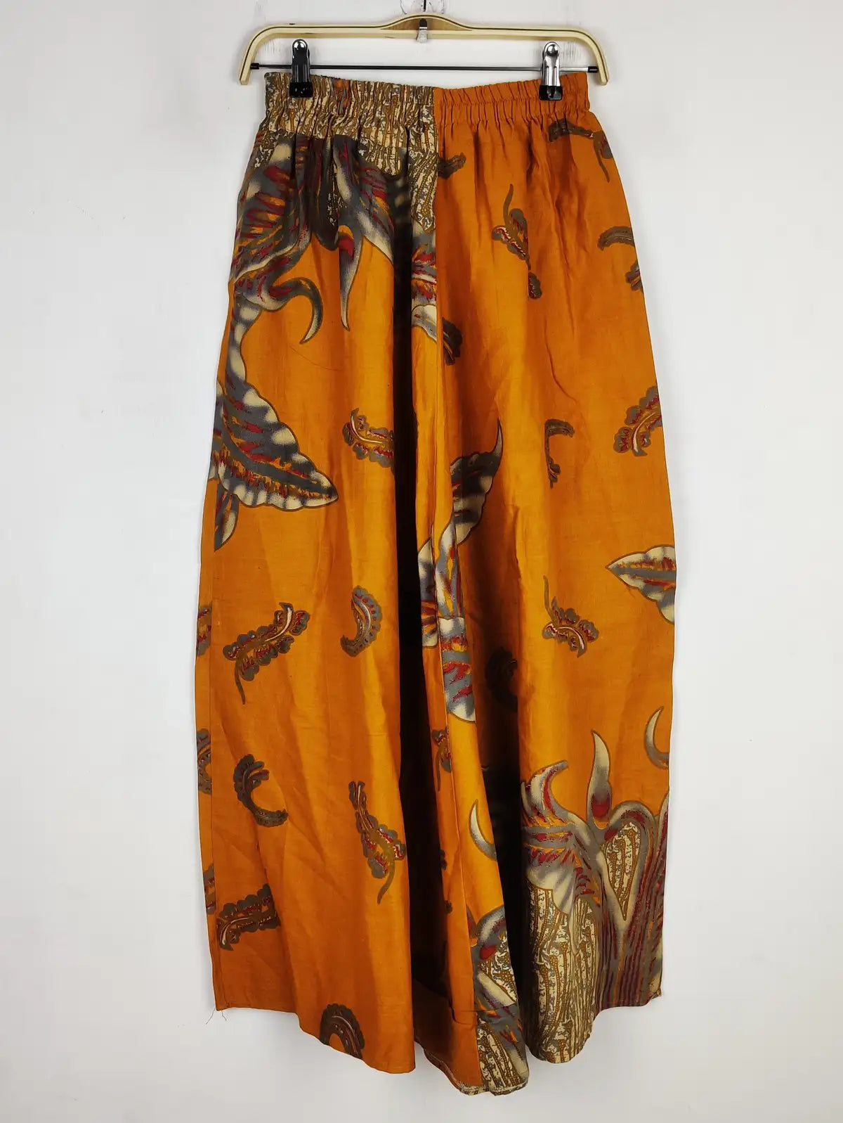 Buy online pre-used pre-loved 100% authentic & Original branded Unknown Brand (S-1054) available in Pakistan. Top international brands avilable.
