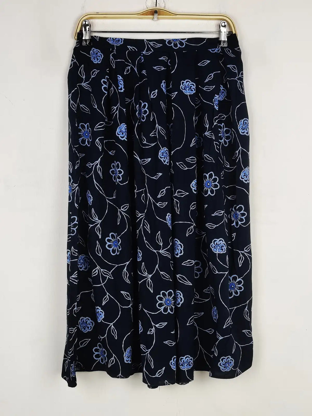 Buy online pre-used pre-loved 100% authentic & Original branded Unknown Brand (S-1057) available in Pakistan. Top international brands avilable.
