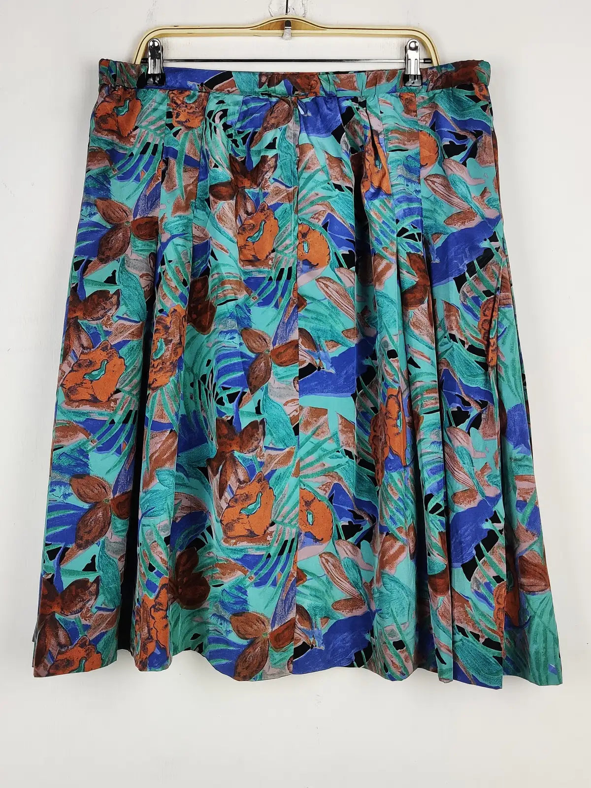 Buy online pre-used pre-loved 100% authentic & Original branded Unknown Brand (S-1058) available in Pakistan. Top international brands avilable.