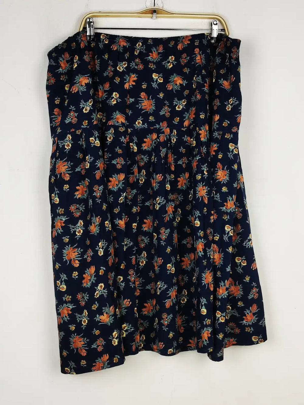 Buy online pre-used pre-loved 100% authentic & Original branded Unknown Brand (S-1081) available in Pakistan. Top international brands avilable.