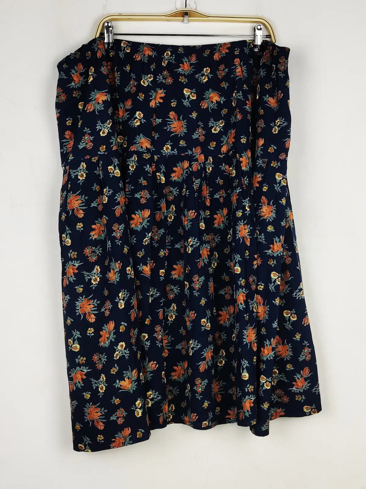 Buy online pre-used pre-loved 100% authentic & Original branded Unknown Brand (S-1081) available in Pakistan. Top international brands avilable.