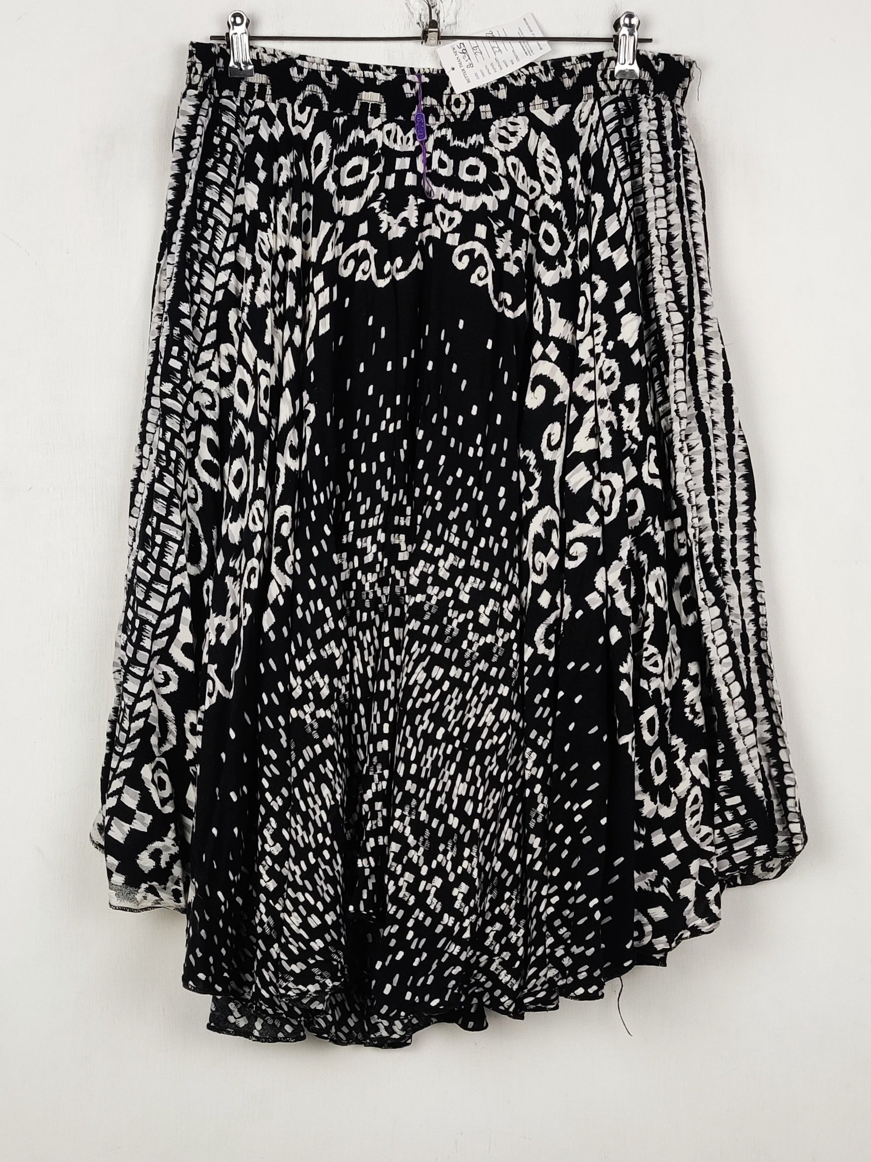 Buy online pre-used pre-loved 100% authentic & Original branded Salma (S-1365) available in Pakistan. Top international brands avilable.