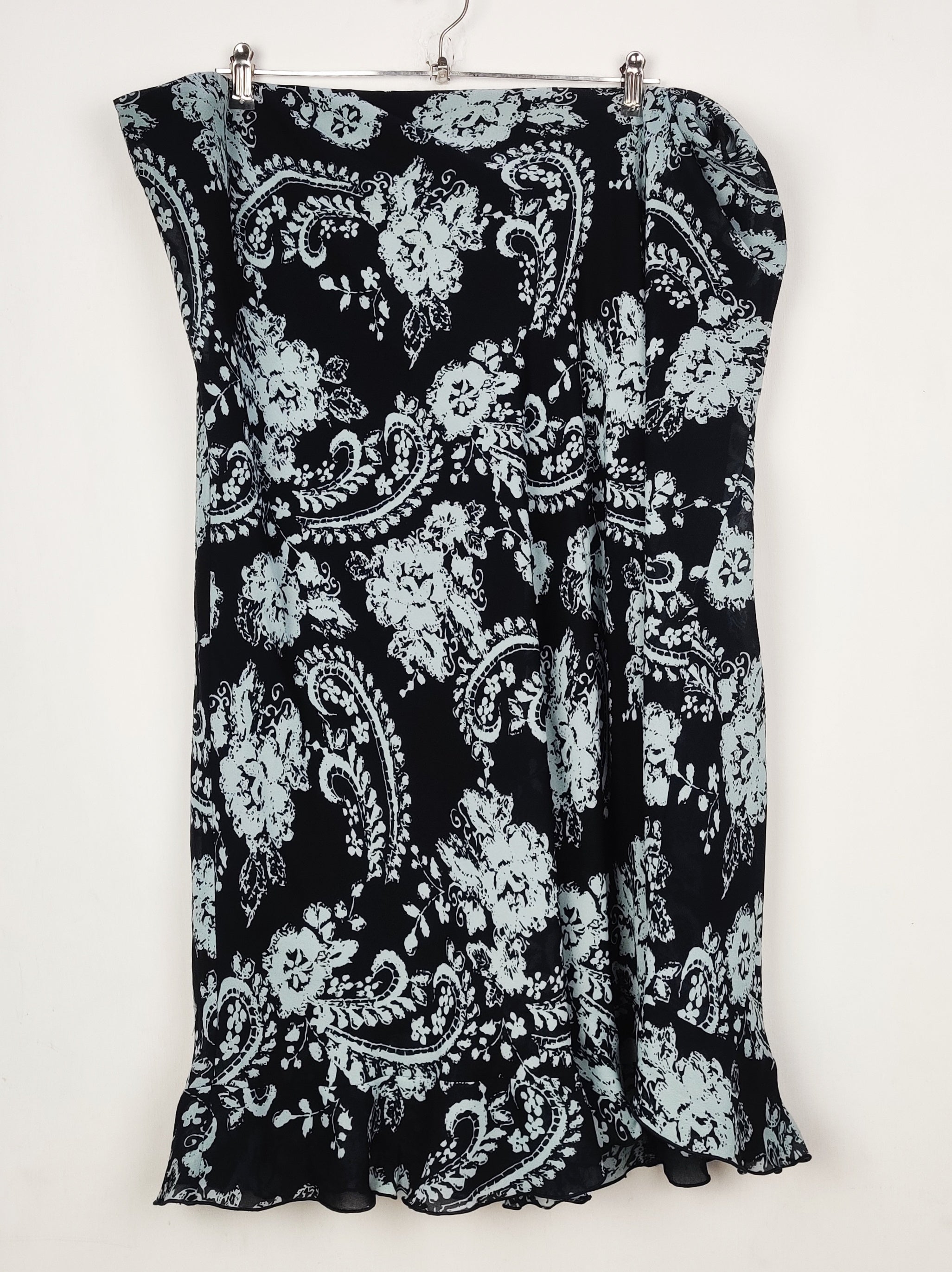 Buy online pre-used pre-loved 100% authentic & Original branded Ward Robe (S-1390) available in Pakistan. Top international brands avilable.