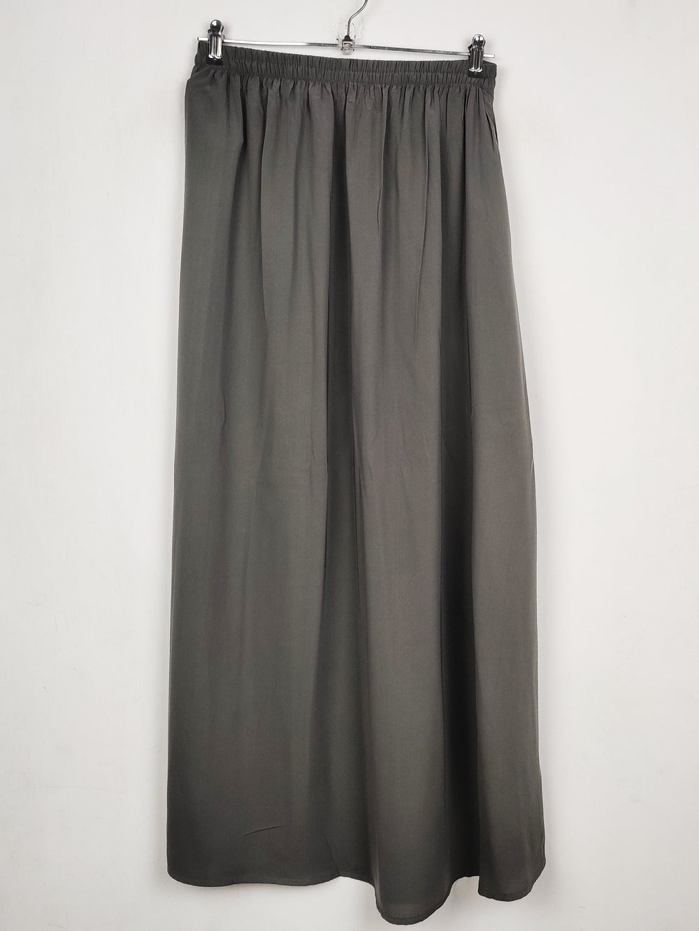 Buy online pre-used pre-loved 100% authentic & Original branded Unknown Brand (S-1416) available in Pakistan. Top international brands avilable.