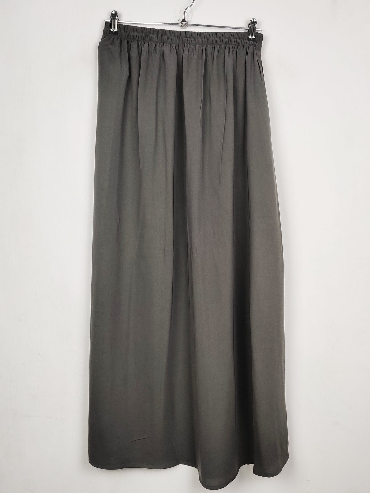 Buy online pre-used pre-loved 100% authentic & Original branded Unknown Brand (S-1416) available in Pakistan. Top international brands avilable.