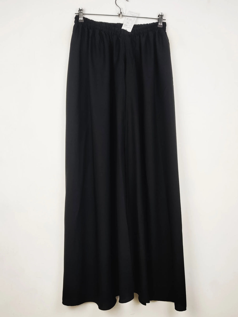 Buy online pre-used pre-loved 100% authentic & Original branded Unknown Brand (S-1478) available in Pakistan. Top international brands avilable.