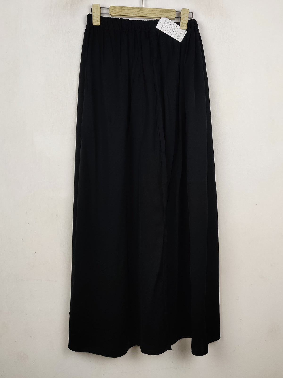 Buy online pre-used pre-loved 100% authentic & Original branded Unknown Brand (S-1511) available in Pakistan. Top international brands avilable.