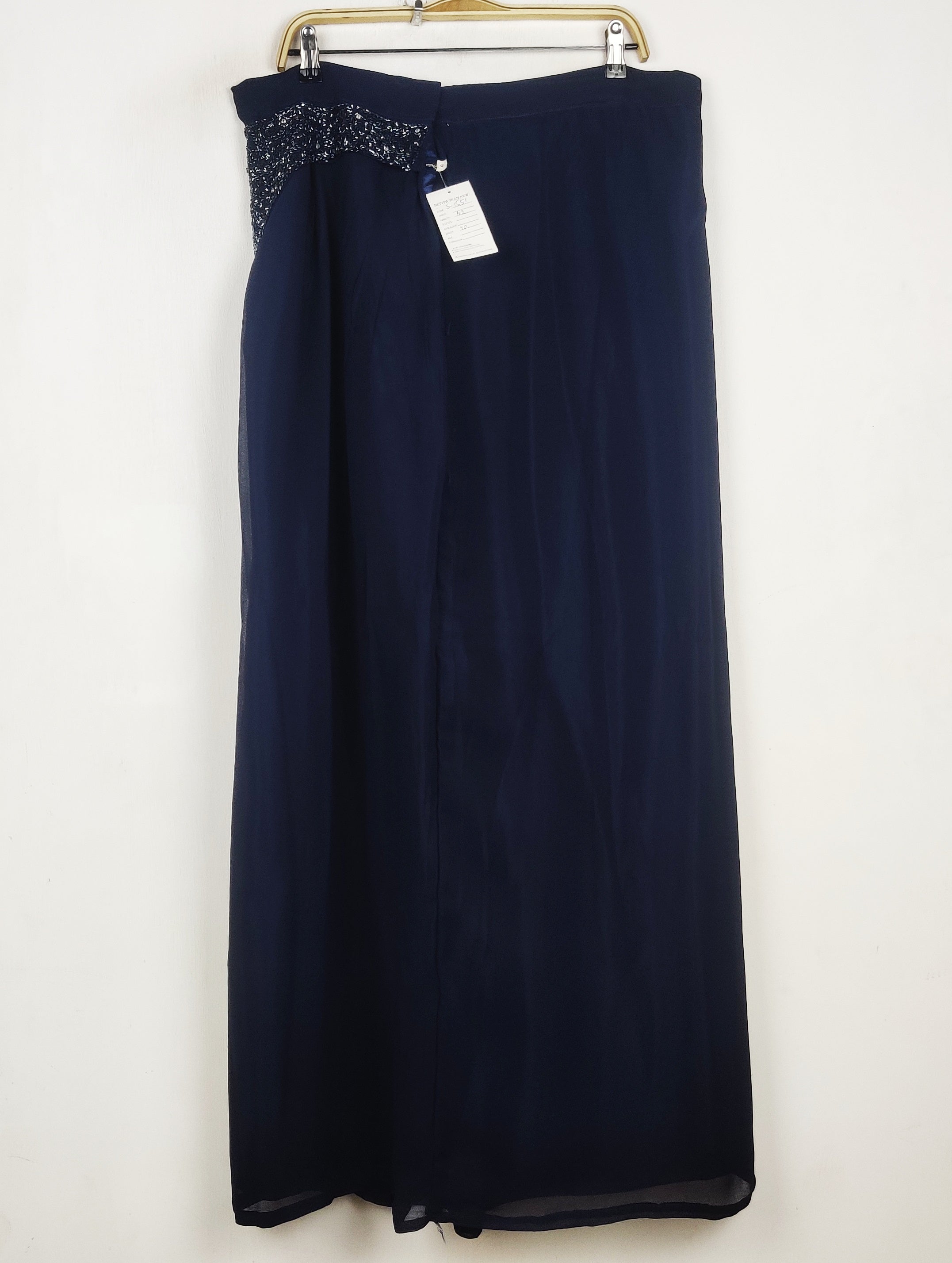 Buy online pre-used pre-loved 100% authentic & Original branded Unknown Brand (S-1551) available in Pakistan. Top international brands avilable.