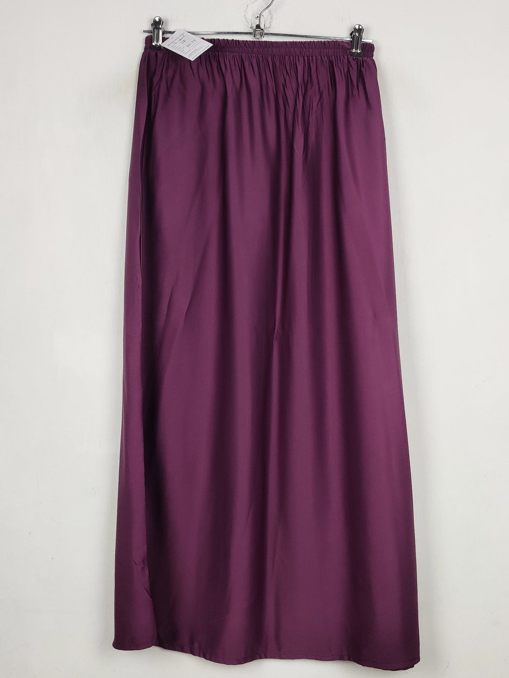 Buy online pre-used pre-loved 100% authentic & Original branded Unknown Brand (S-1605) available in Pakistan. Top international brands avilable.