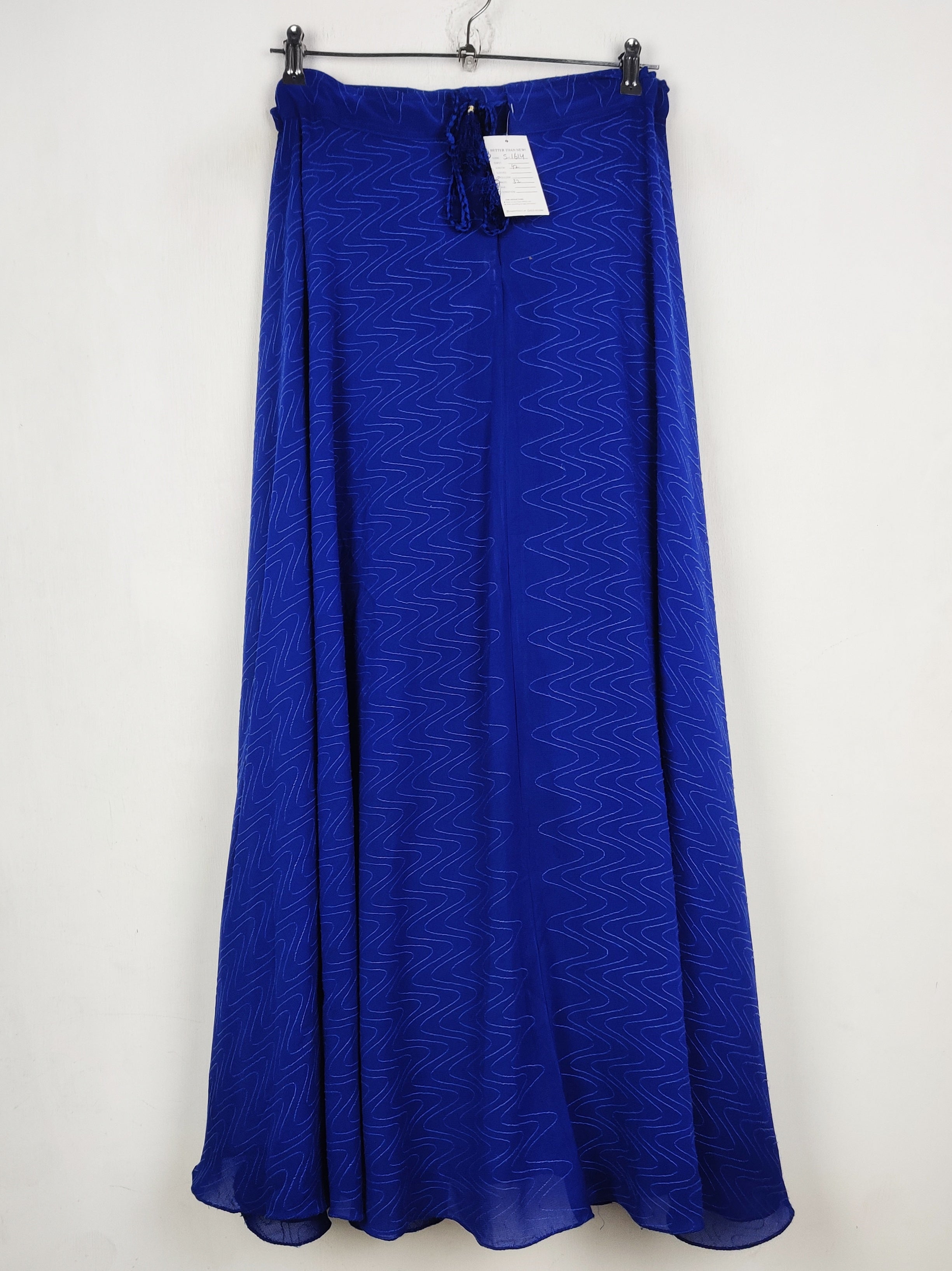 Buy online pre-used pre-loved 100% authentic & Original branded Unknown Brand (S-1614) available in Pakistan. Top international brands avilable.