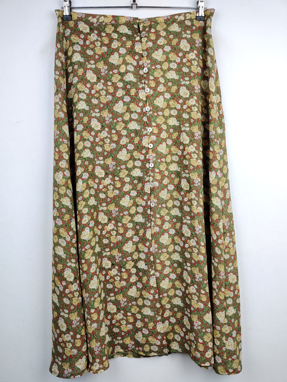 Buy online pre-used pre-loved 100% authentic & Original branded Unknown Brand (S-208) available in Pakistan. Top international brands avilable.