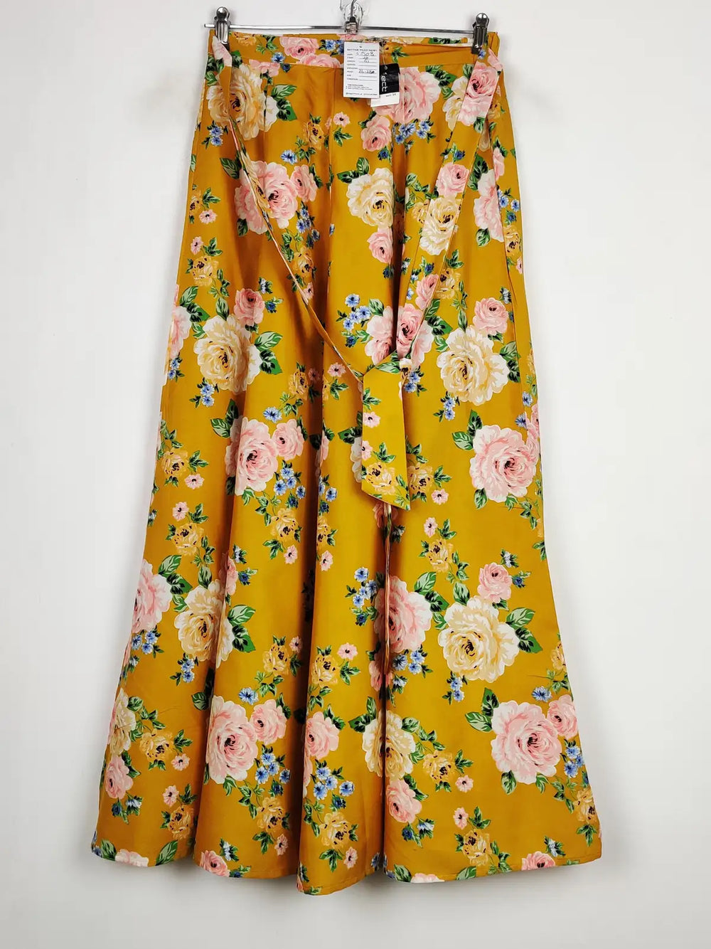 Buy online pre-used pre-loved 100% authentic & Original branded Selected (S-508) available in Pakistan. Top international brands avilable.