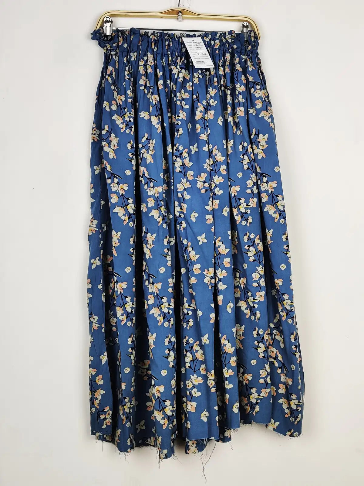 Buy online pre-used pre-loved 100% authentic & Original branded Unknown Brand (S-822) available in Pakistan. Top international brands avilable.