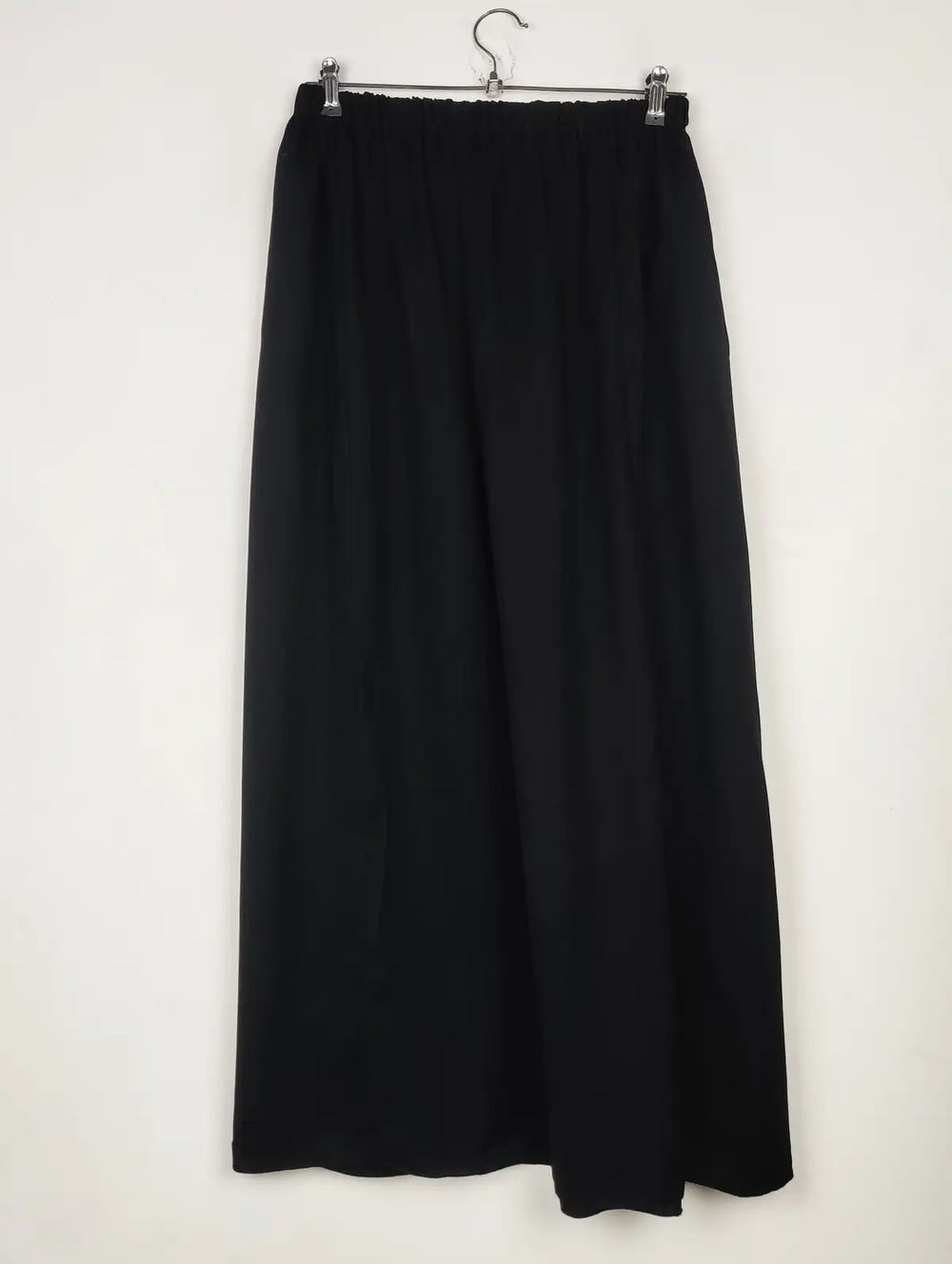 Buy online pre-used pre-loved 100% authentic & Original branded Unknown Brand (S-849) available in Pakistan. Top international brands avilable.