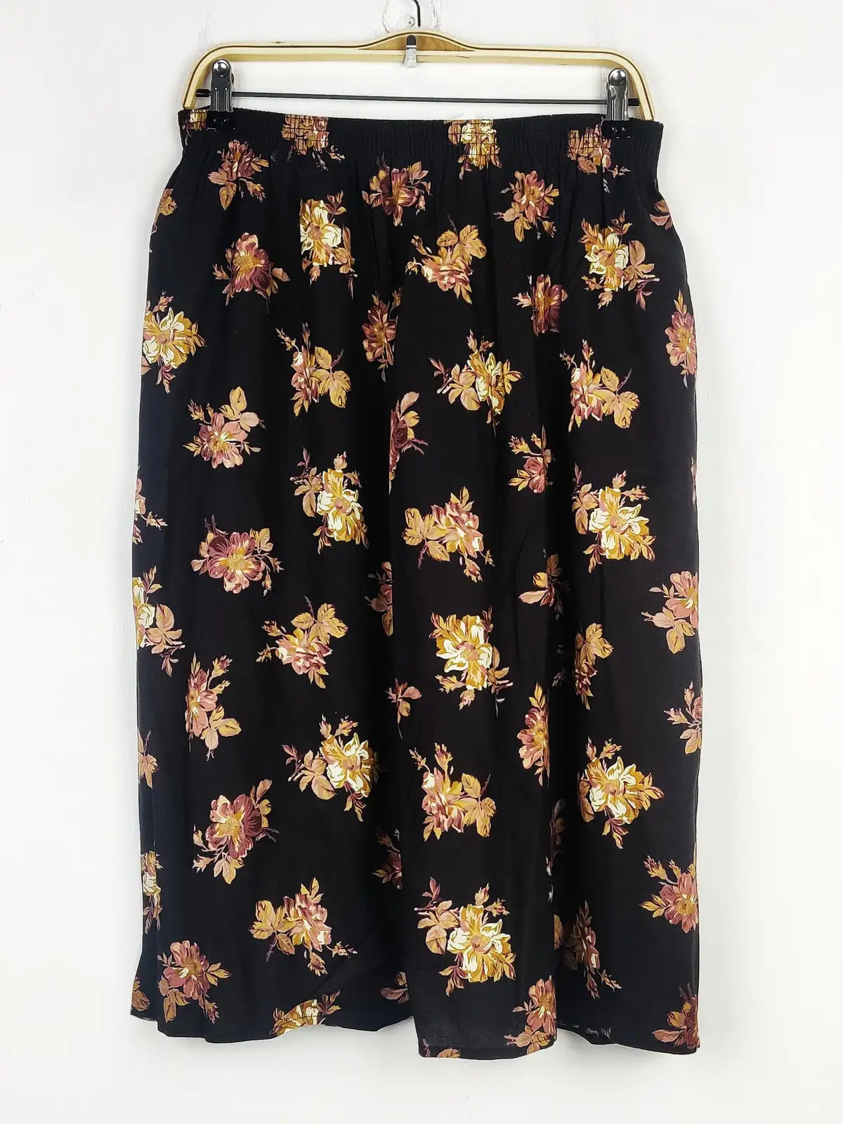 Buy online pre-used pre-loved 100% authentic & Original branded Unknown Brand (S-906) available in Pakistan. Top international brands avilable.