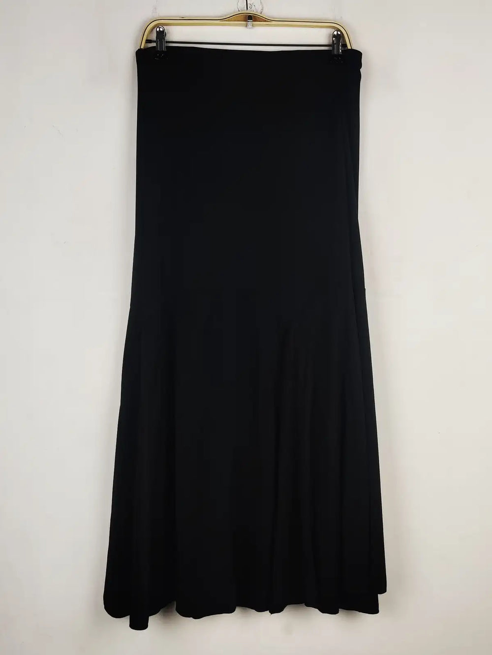 Buy online pre-used pre-loved 100% authentic & Original branded Clothes Contact (S-960) available in Pakistan. Top international brands avilable.