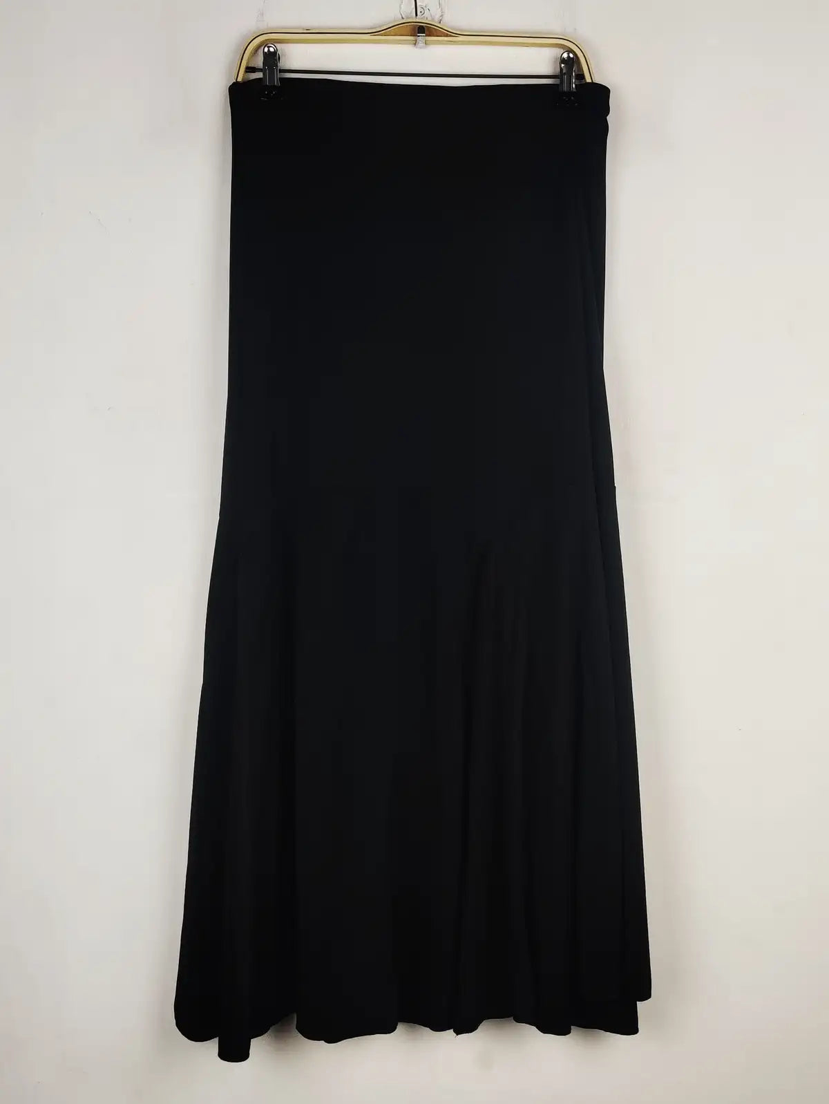 Buy online pre-used pre-loved 100% authentic & Original branded Clothes Contact (S-960) available in Pakistan. Top international brands avilable.