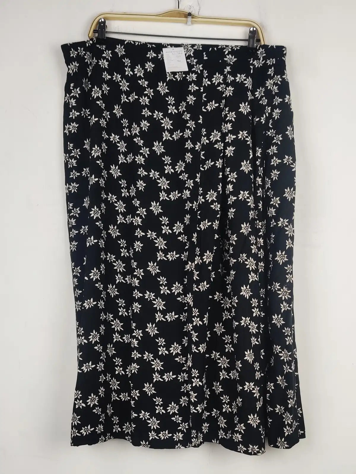 Buy online pre-used pre-loved 100% authentic & Original branded Marks & Spencer (S-966) available in Pakistan. Top international brands avilable.