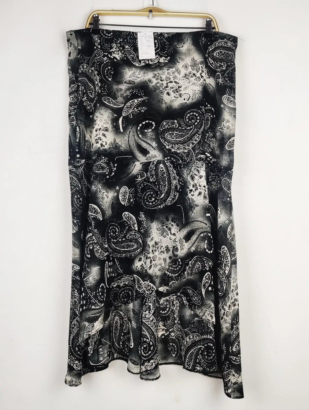 Buy online pre-used pre-loved 100% authentic & Original branded Unknown Brand (S-982) available in Pakistan. Top international brands avilable.