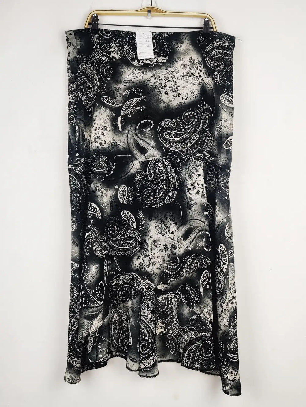 Buy online pre-used pre-loved 100% authentic & Original branded Unknown Brand (S-982) available in Pakistan. Top international brands avilable.