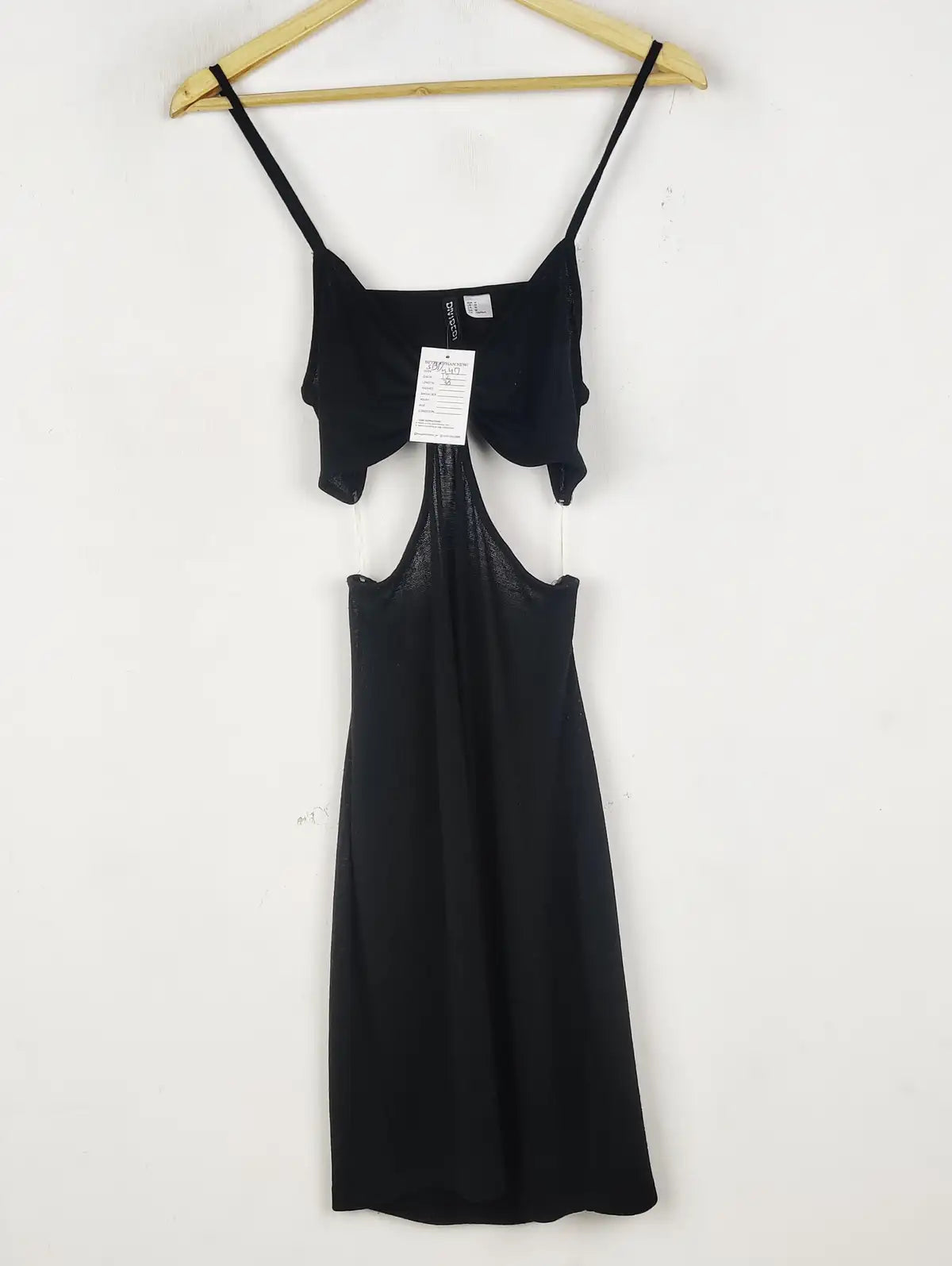Buy online pre-used pre-loved 100% authentic & Original branded H&M (SBD-447) available in Pakistan. Top international brands avilable.