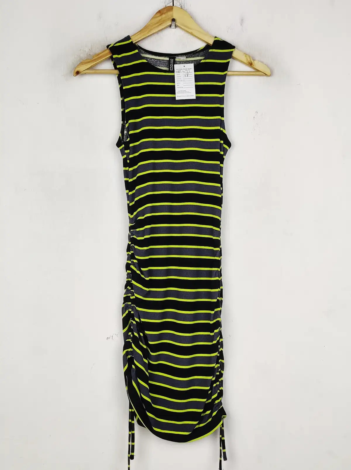 Buy online pre-used pre-loved 100% authentic & Original branded H&M (SBD-471) available in Pakistan. Top international brands avilable.