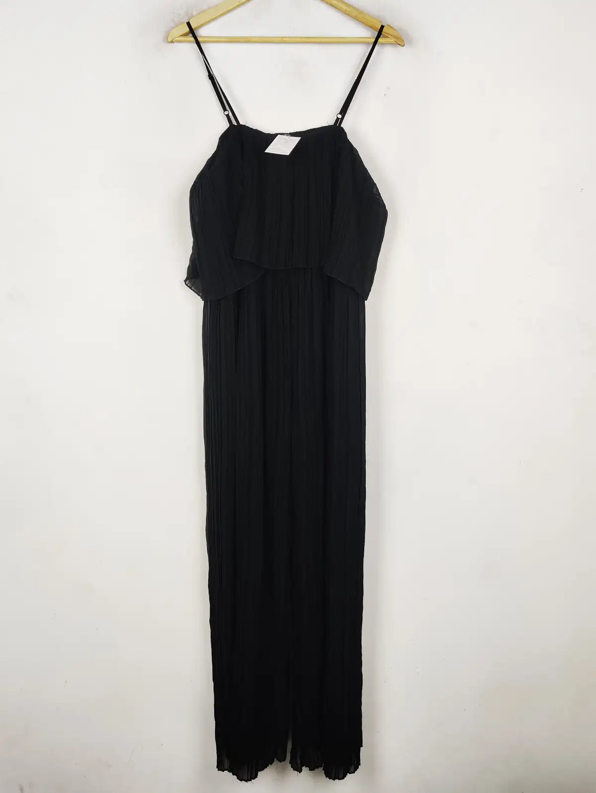 Buy online pre-used pre-loved 100% authentic & Original branded Chic Me (SBD-495) available in Pakistan. Top international brands avilable.