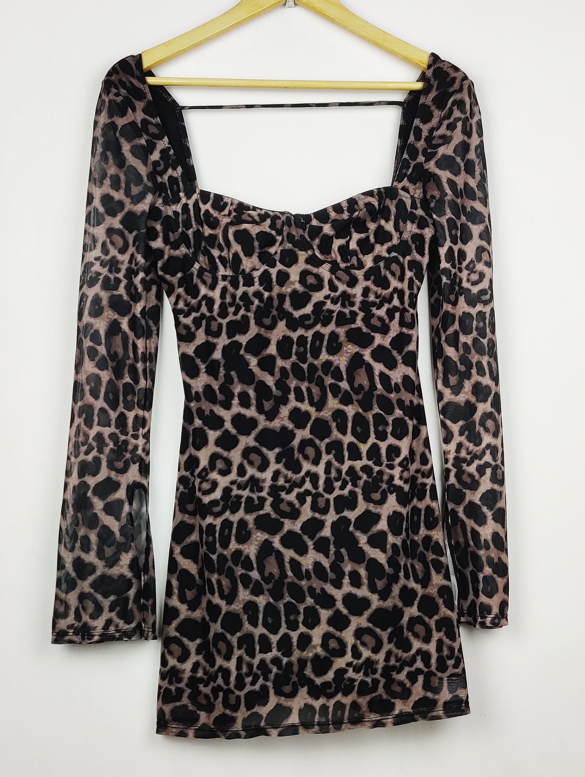 Buy online pre-used pre-loved 100% authentic & Original branded Unknown Brand (SBD-713) available in Pakistan. Top international brands avilable.