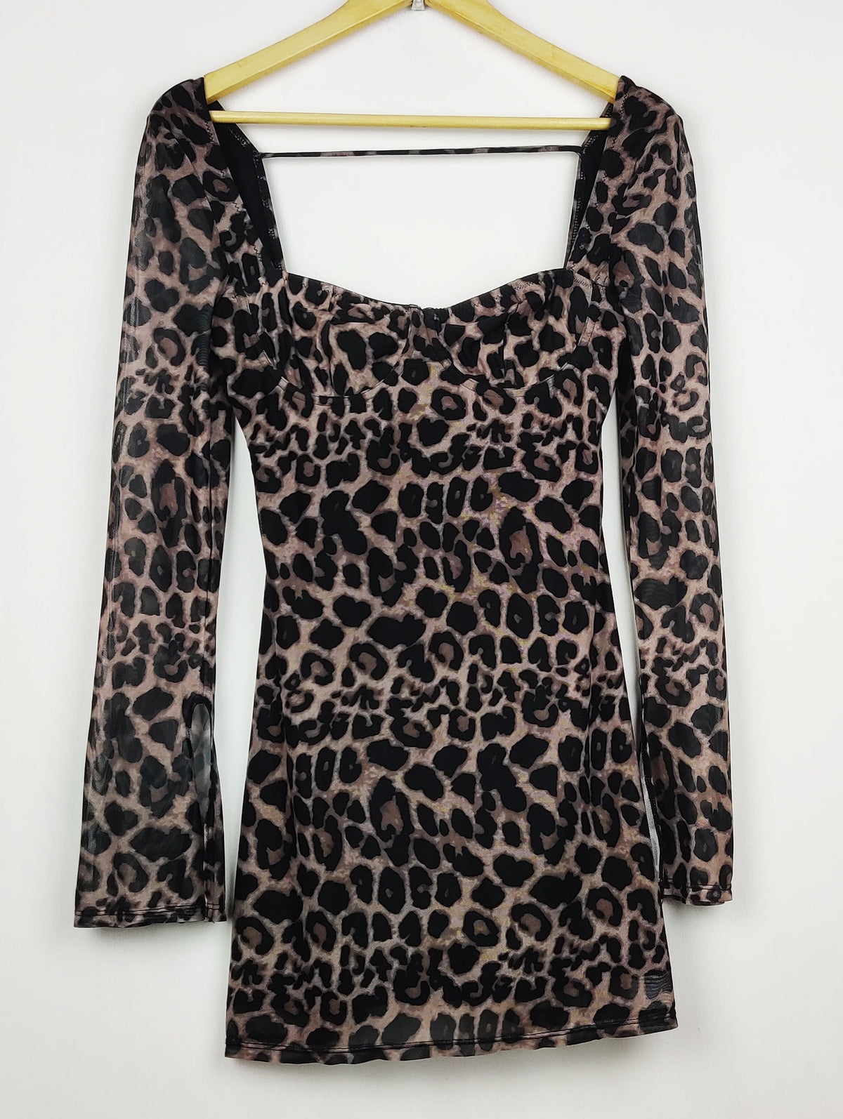 Buy online pre-used pre-loved 100% authentic & Original branded Unknown Brand (SBD-713) available in Pakistan. Top international brands avilable.