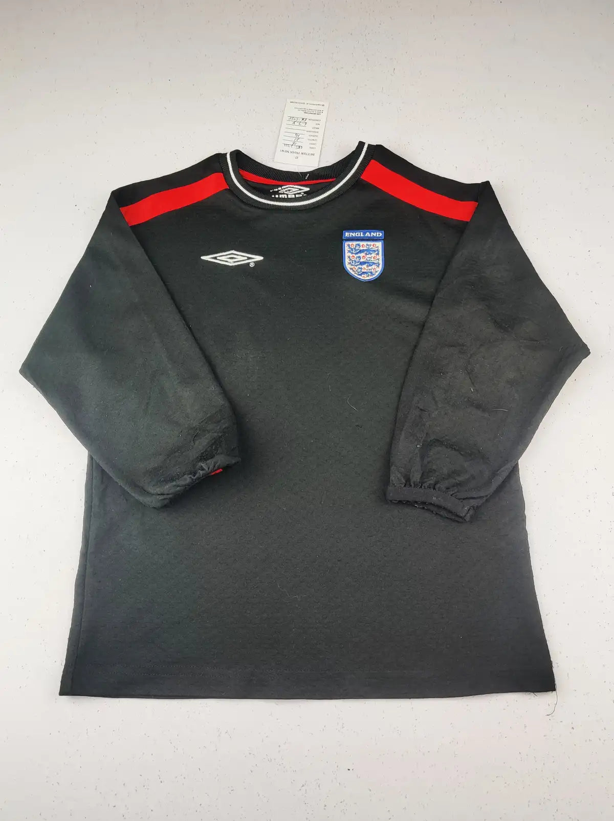 Buy online pre-used pre-loved 100% authentic & Original branded Umbro (SBT-2211) available in Pakistan. Top international brands avilable.