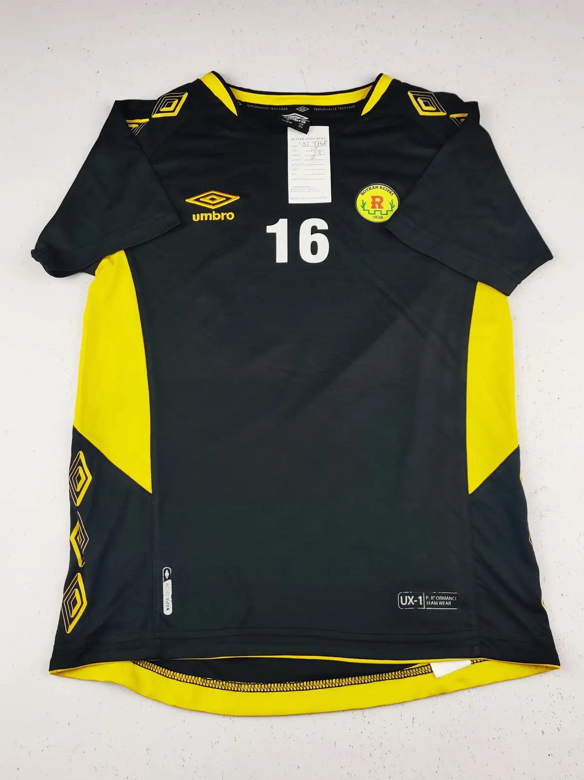Buy online pre-used pre-loved 100% authentic & Original branded Umbro (SBT-4768) available in Pakistan. Top international brands avilable.