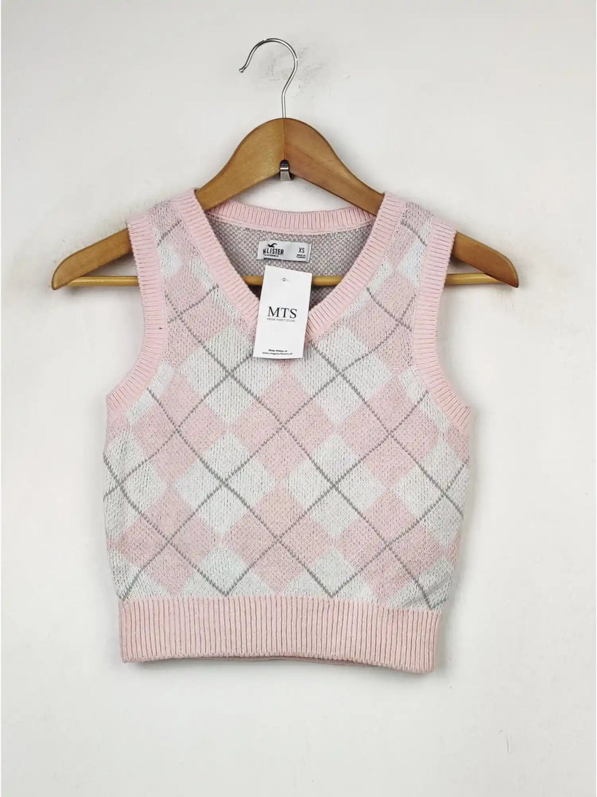 Buy online pre-used pre-loved 100% authentic & Original branded Hollister (SL-1011) available in Pakistan. Top international brands avilable.