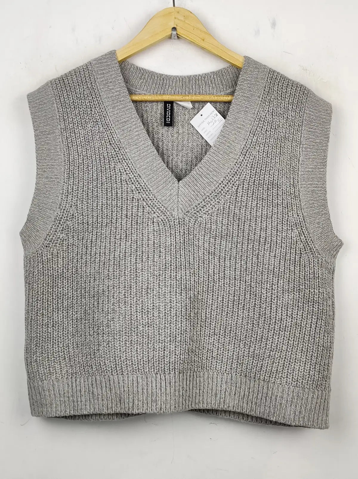 Buy online pre-used pre-loved 100% authentic & Original branded H&M (SL-1738) available in Pakistan. Top international brands avilable.