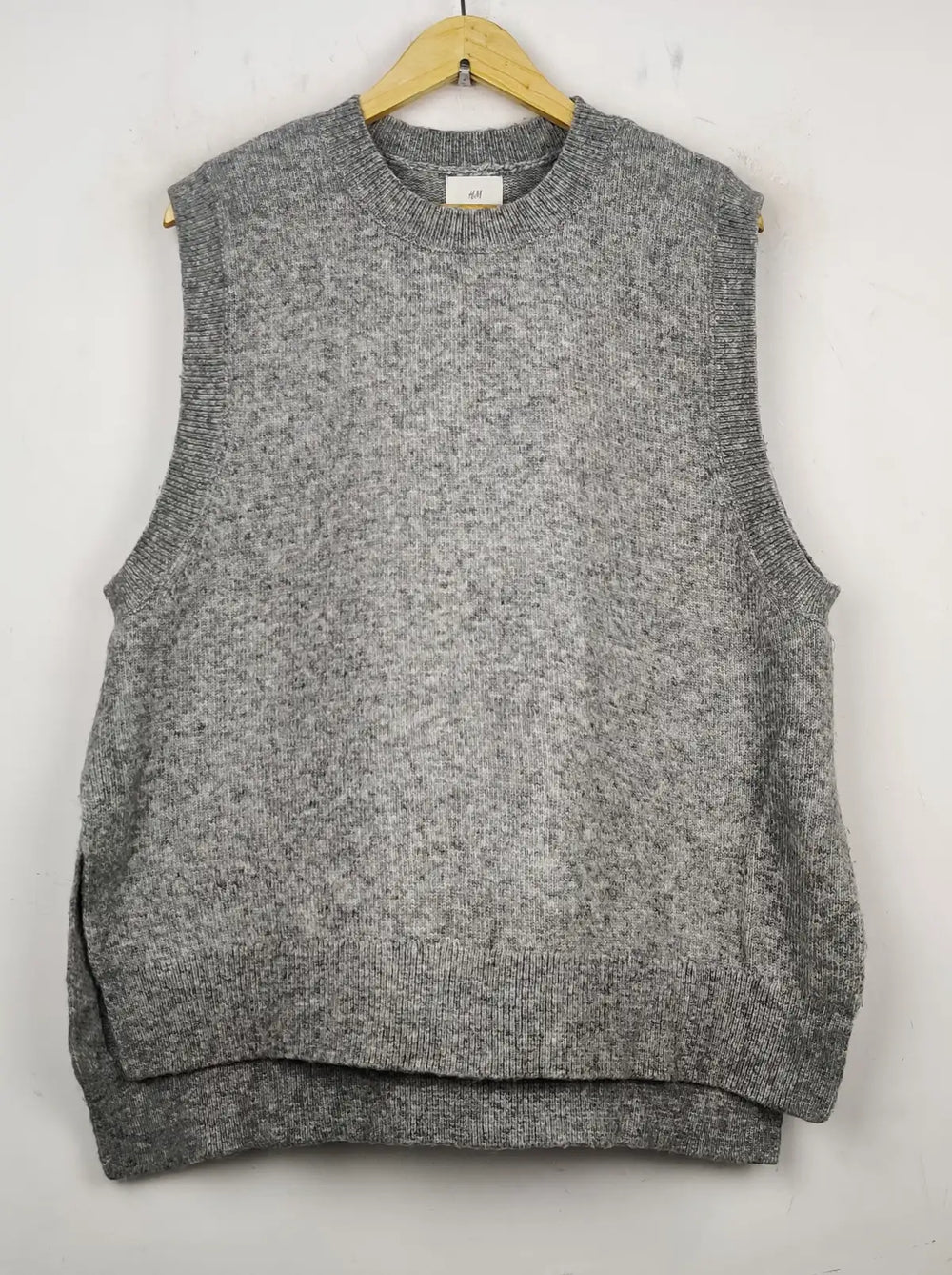 Buy online pre-used pre-loved 100% authentic & Original branded H&M (SL-1804) available in Pakistan. Top international brands avilable.