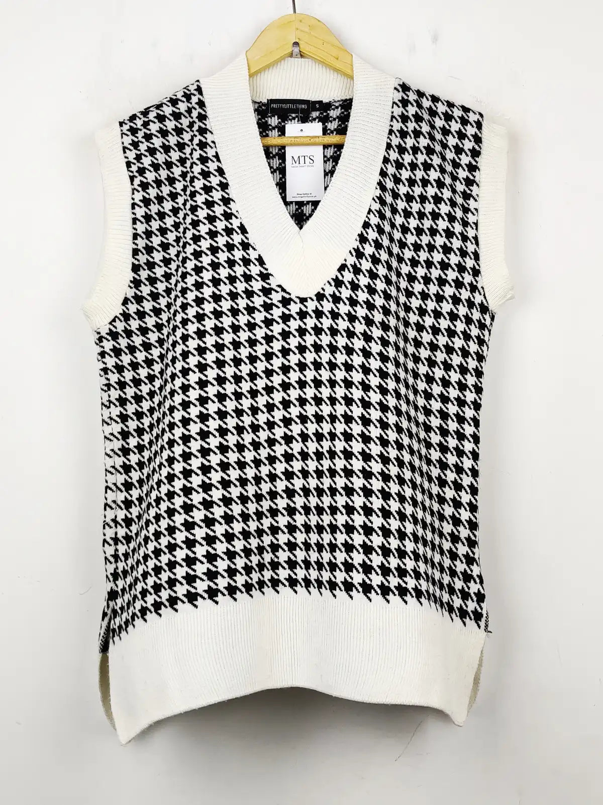 Buy online pre-used pre-loved 100% authentic & Original branded Prettylittlething (SL-1931) available in Pakistan. Top international brands avilable.